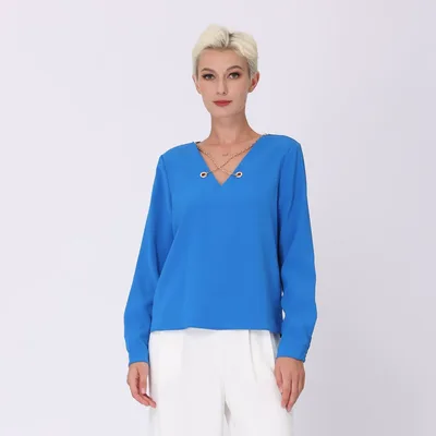 Bluse mit V-Ausschnitt und Zierkette